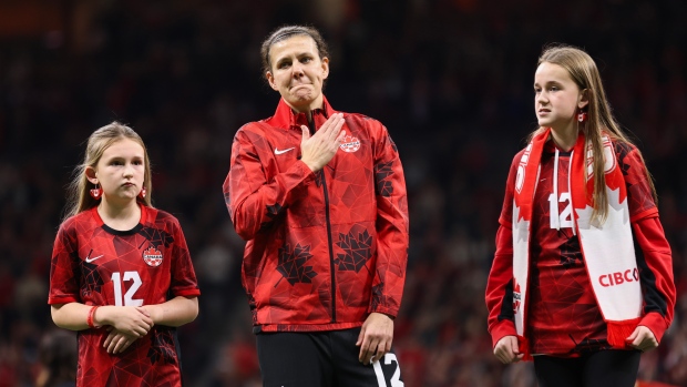Christine Sinclair (centre)