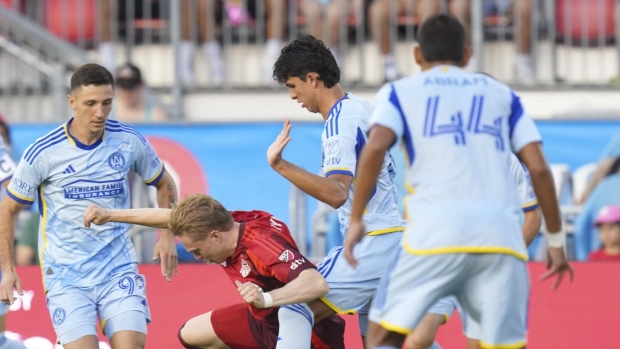 Efraín Morales makes the tackle in traffic